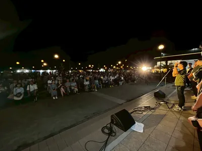 演奏を楽しむ観客