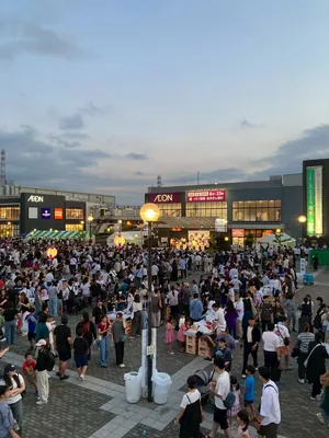 夕暮れの広場